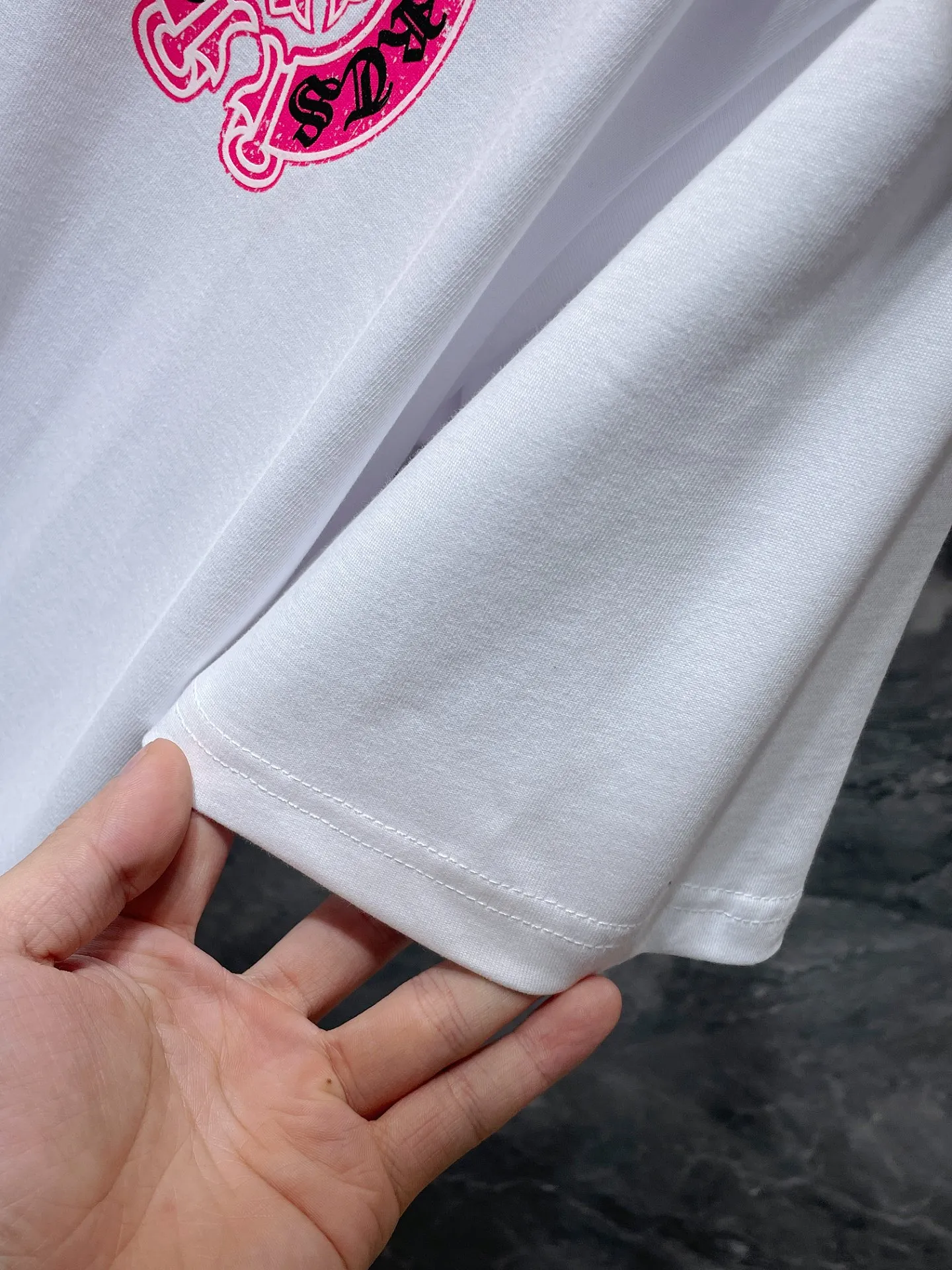 P144 New Chrome Hearts 25ss luminous version for summer! High-weight, environmentally friendly and high-quality top-quality fabric 260g~270g Crow distressed cross luminous short-sleeves. Counter synchronization. Re-engraved version 1:1. Recommended color: black, white. Size: S, M, L, XL.